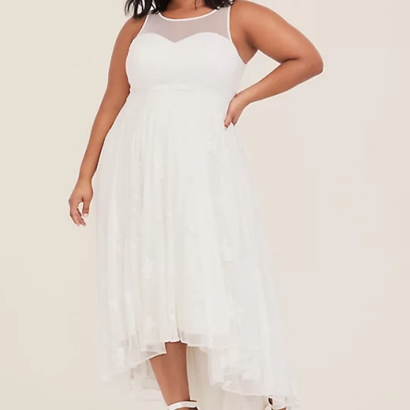 torrid Dresses & Skirts - Stunning Torrid Hi-Lo Ivory dress!!!